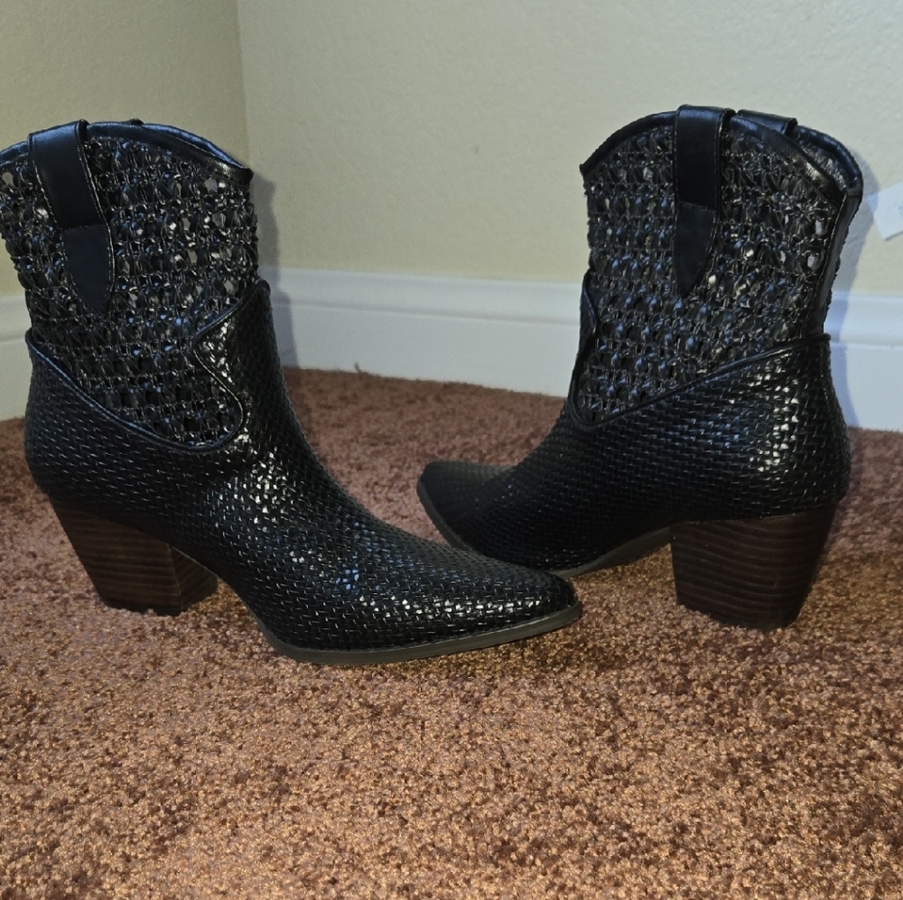 Black Ankle Boots with Textured Design and Stacked Heel
